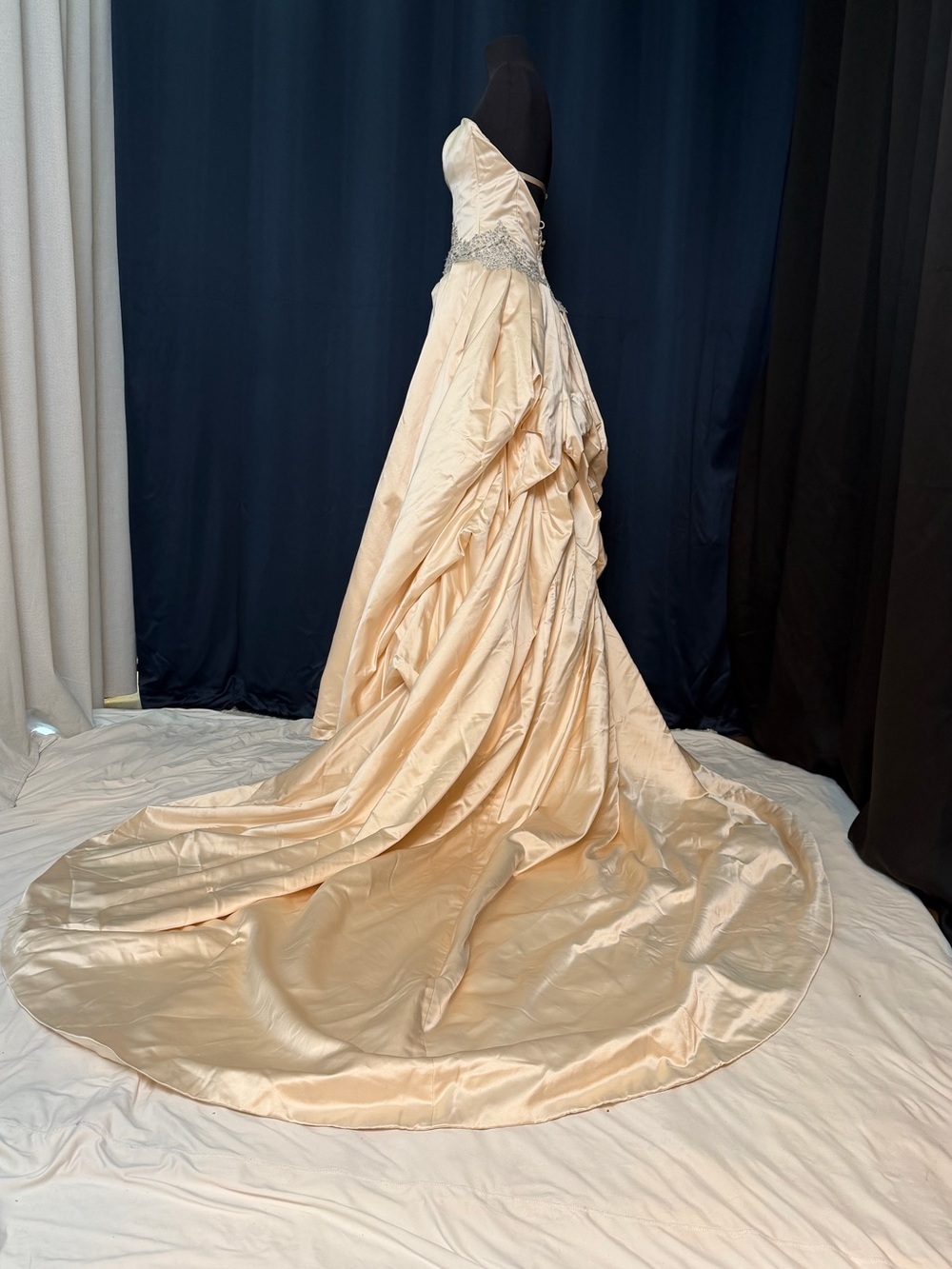 NWT COCOE VOCI WEDDING GOWN SIZE 4 w/veil & clutch - Picture 5 of 16